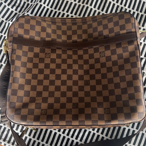 DEAL of the Week! LOUIS VUITTON Messenger/laptop bag. - Picture 2 of 5